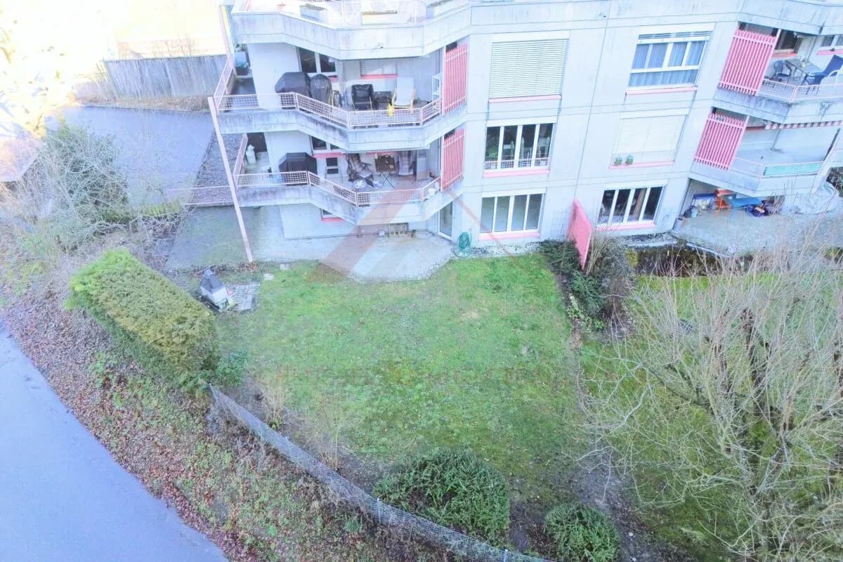 Moderne 4.5-Zimmer-Erdgeschosswohnung mit 36 m² Sitzplatz, Einzelgarage und stufenlosem Zugang in Studen BE