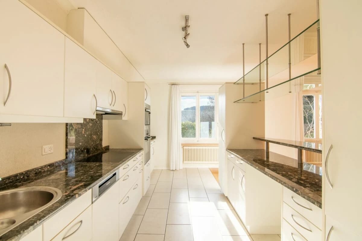 Grosszügiges 6-Zimmer Doppeleinfamilienhaus mit Landhauscharakter und sonnigem Garten in ruhiger Lage nahe Bern.