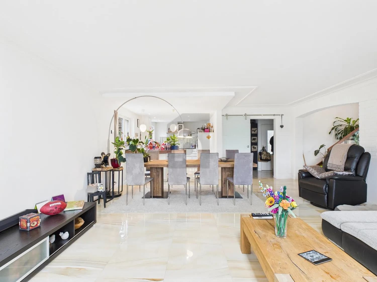 GEHOBENER STANDARD MIT SEHR GROSSEM GARTEN