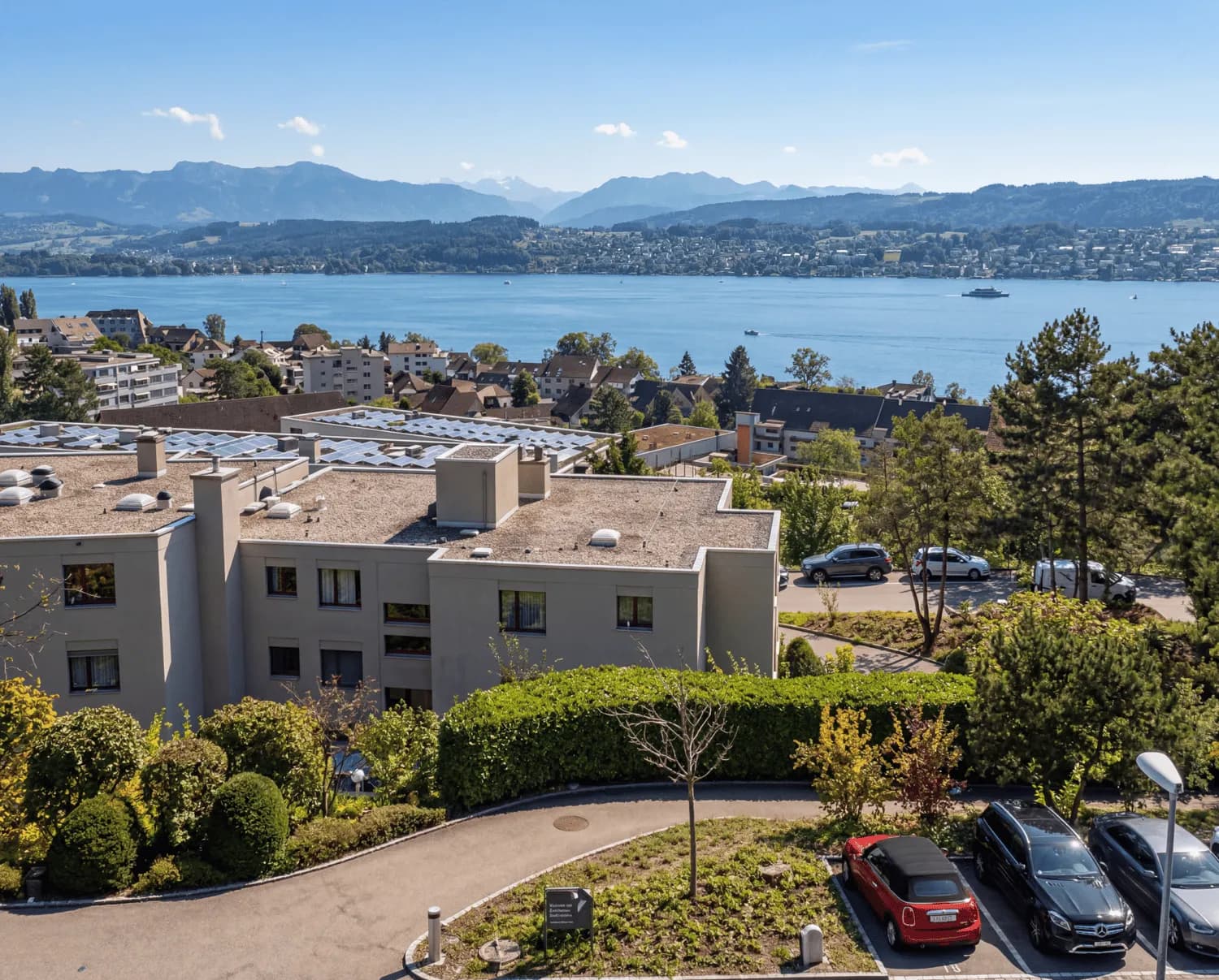 Wohnen über dem Zürichsee: mit Berg und Seesicht in Feldmeilen