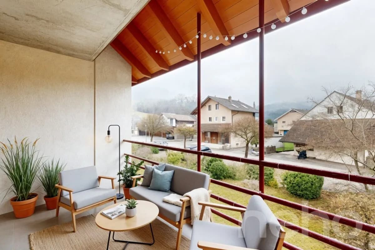 Helle 4.5-Zimmerwohnung mit Cheminée, Balkon, Grünblick. Nähe Thun.