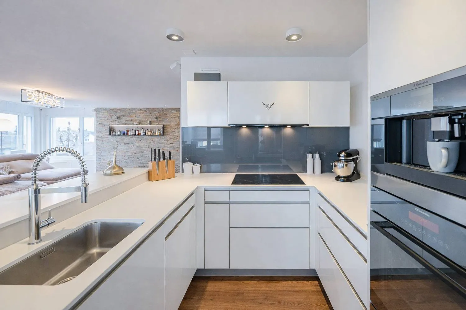 MODERNE WOHNUNG MIT GROSSZÜGIGER TERRASSE UND WEITBLICK