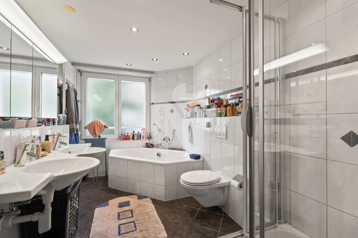 Familienfreundliche Gartenwohnung mit Balkon, eigenem Garten, Garagenbox und zusätzlichem Hobbyraum in bester Lage auf dem Bruderholz