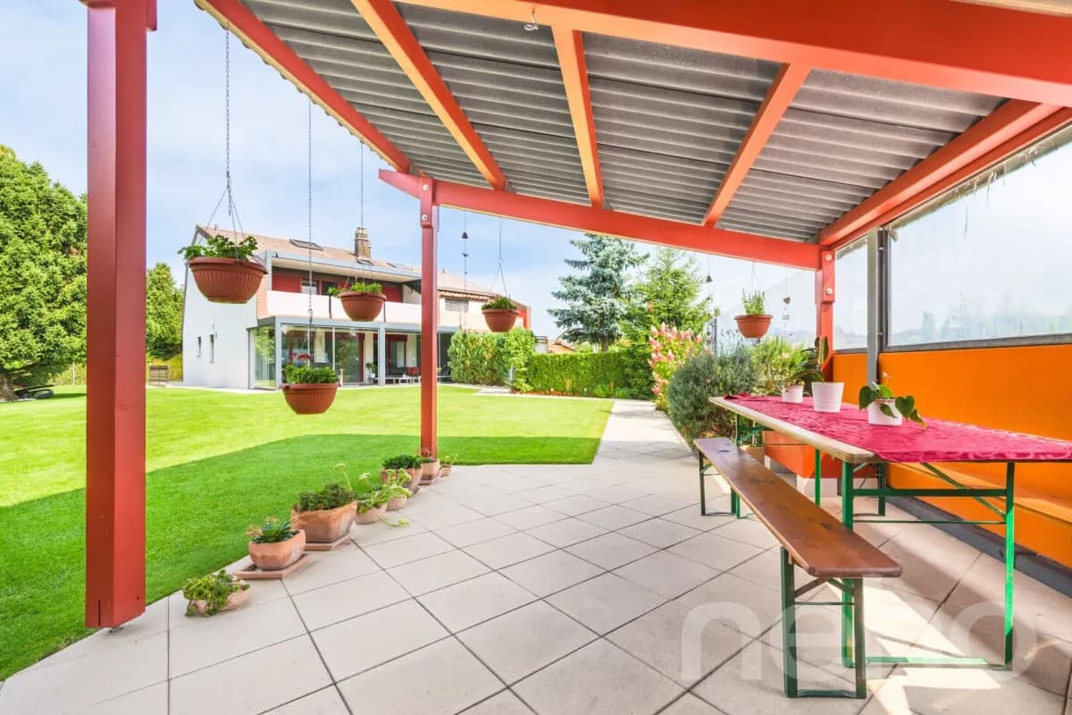 Moderne Doppelhaushälfte mit grossem Umschwung