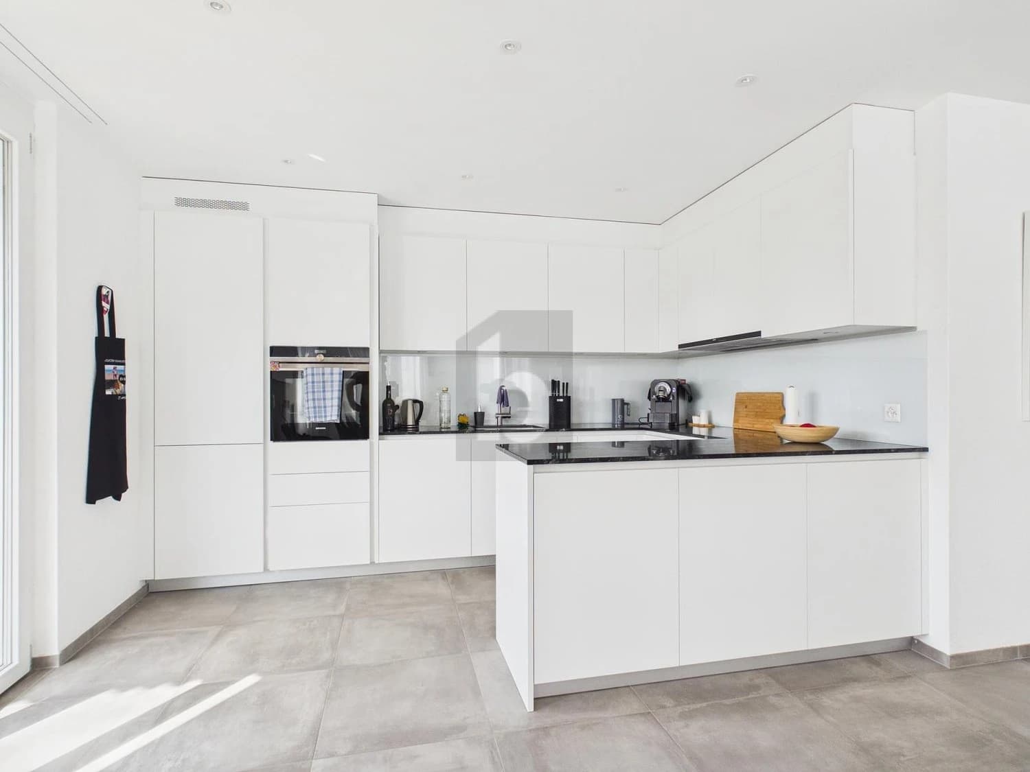 LICHTDURCHFLUTET MIT BALKON