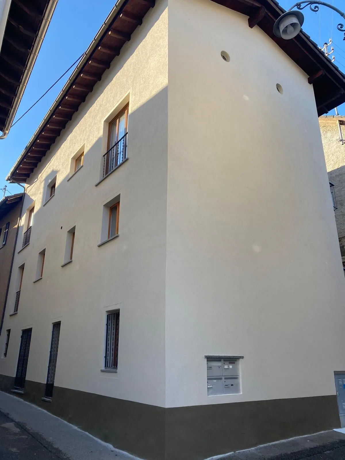 Gebäude mit 4 Wohneinheiten im Zentrum von Losone/ Vendesi palazzina di 4 unità immobiliari nel nucleo di Losone.