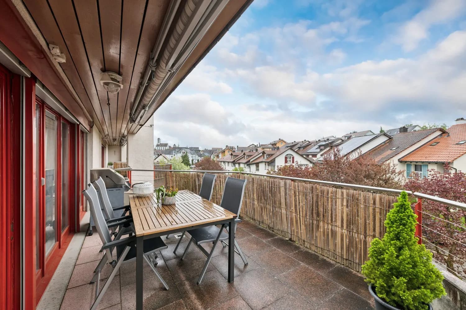 Den Sommer auf den Terrassen der hellen Attika- Maisonette in Henggart geniessen?