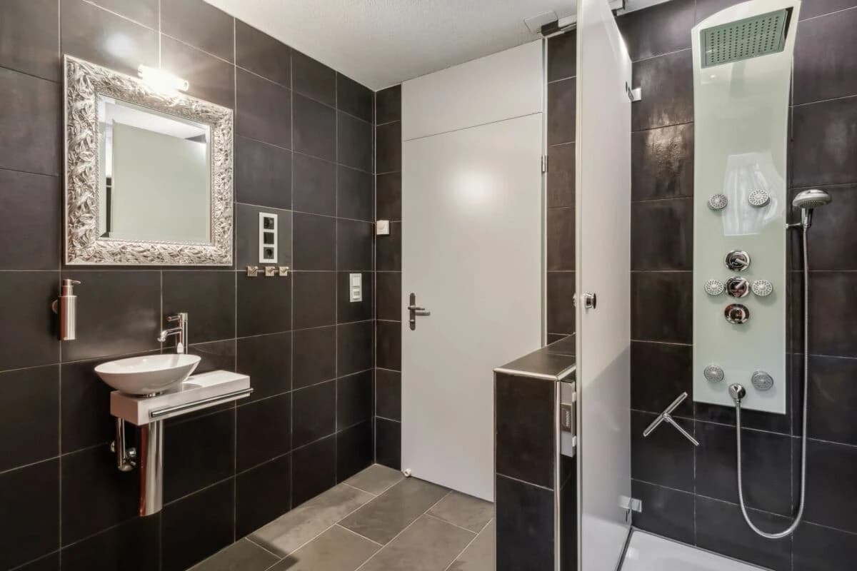 Vielseitig nutzbare Wohn- und Geschäftsliegenschaft in Bolligen