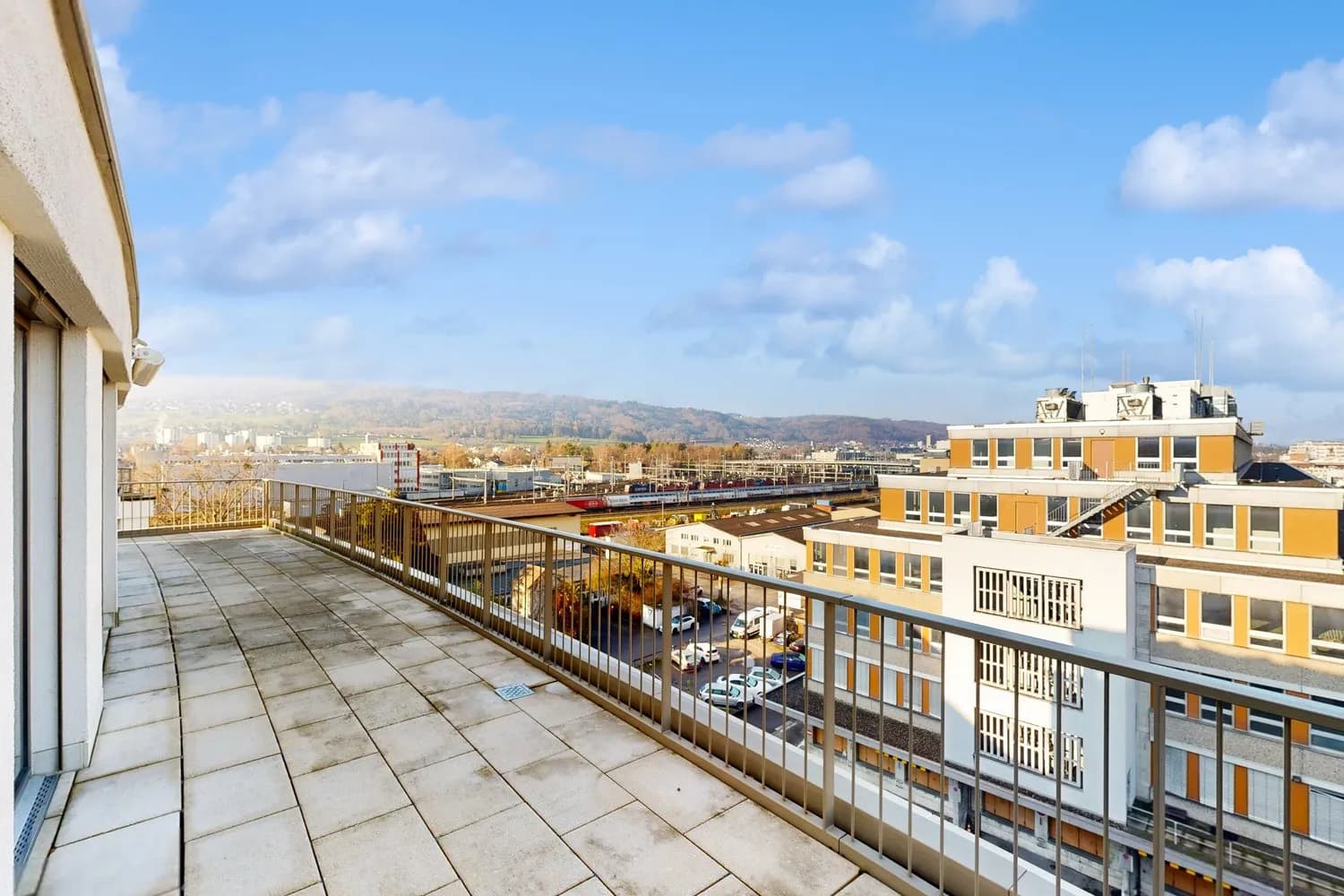 Schöne Attikawohnung mit moderner Infrastruktur