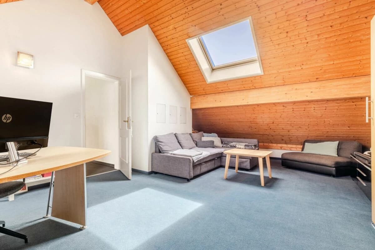 Ruhig, Sonnig und mit viel Platz: 6.5-Zimmer-Dachmaisonettewohnung mit hellen Räumen im schönen Speicher