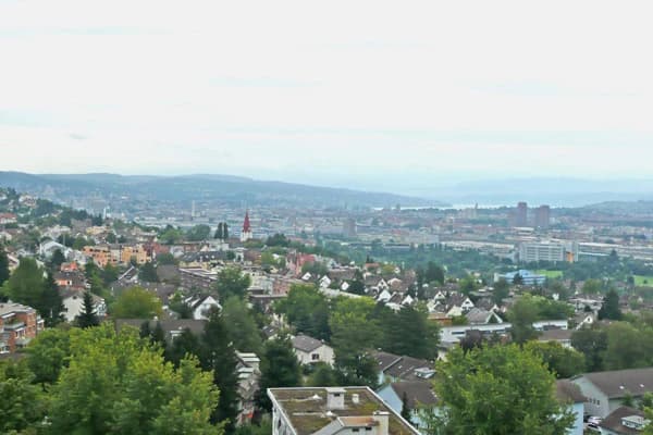 Traumaussicht über die ganze Stadt Zürich bis zum See