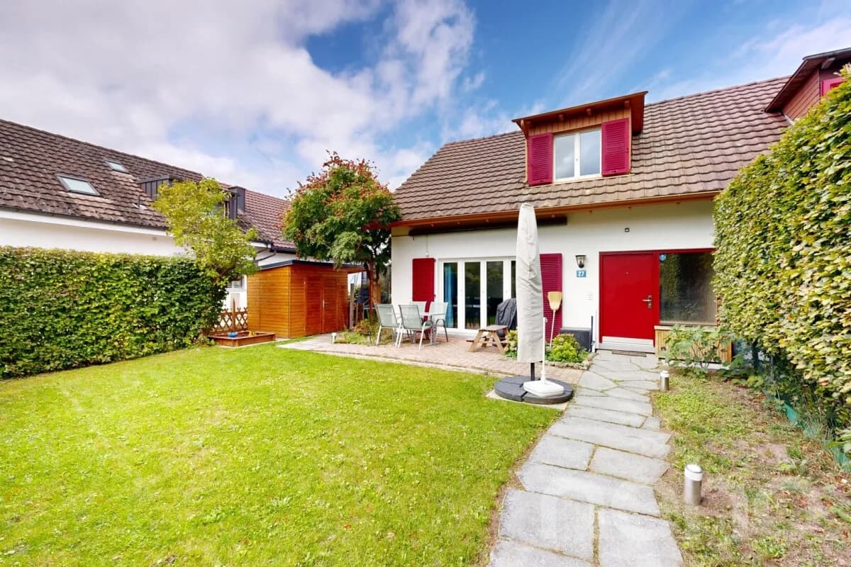 Moderne 4.5 Zimmer Doppelhaushälfte mit Garten und Teils Weitblick