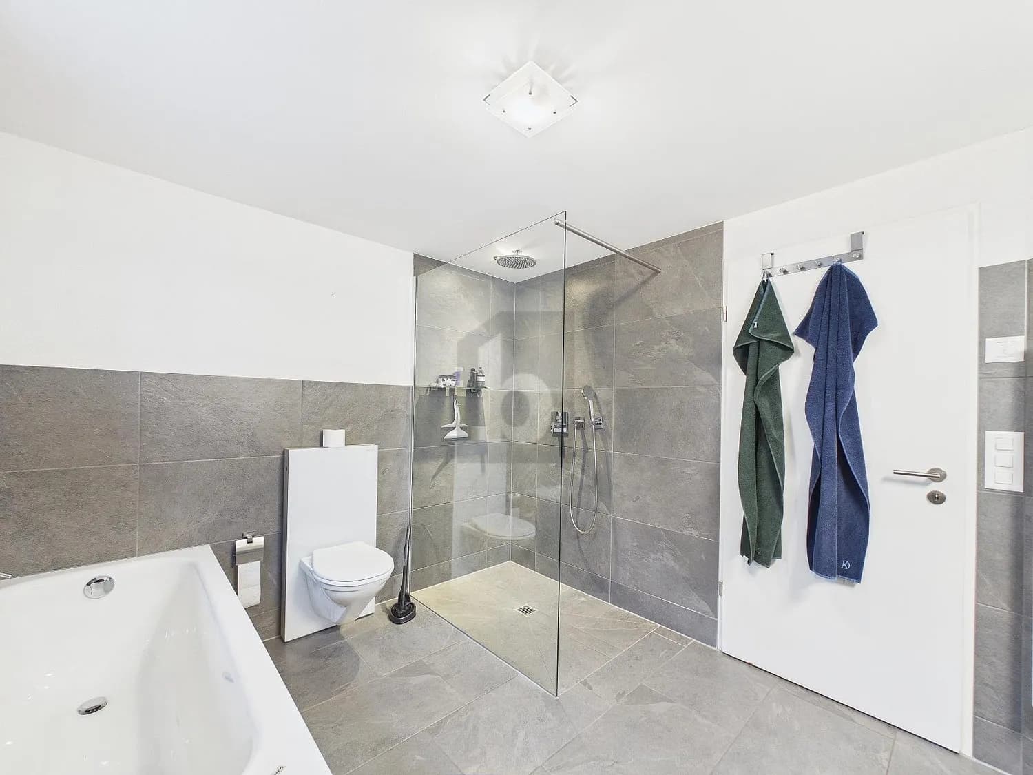 HOCHWERTIG, HELL & MIT AUSSENBEREICH