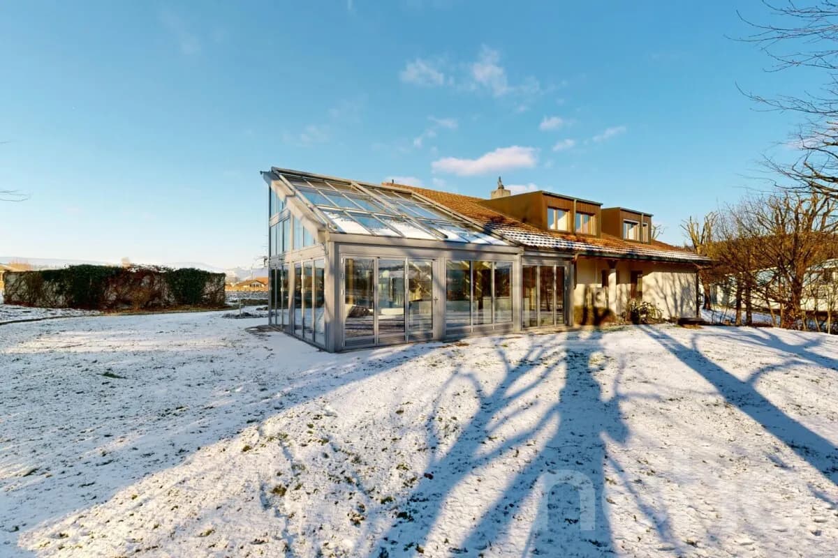Grosses Einfamilienhaus mit Garten, Wintergarten und viel Potenzial