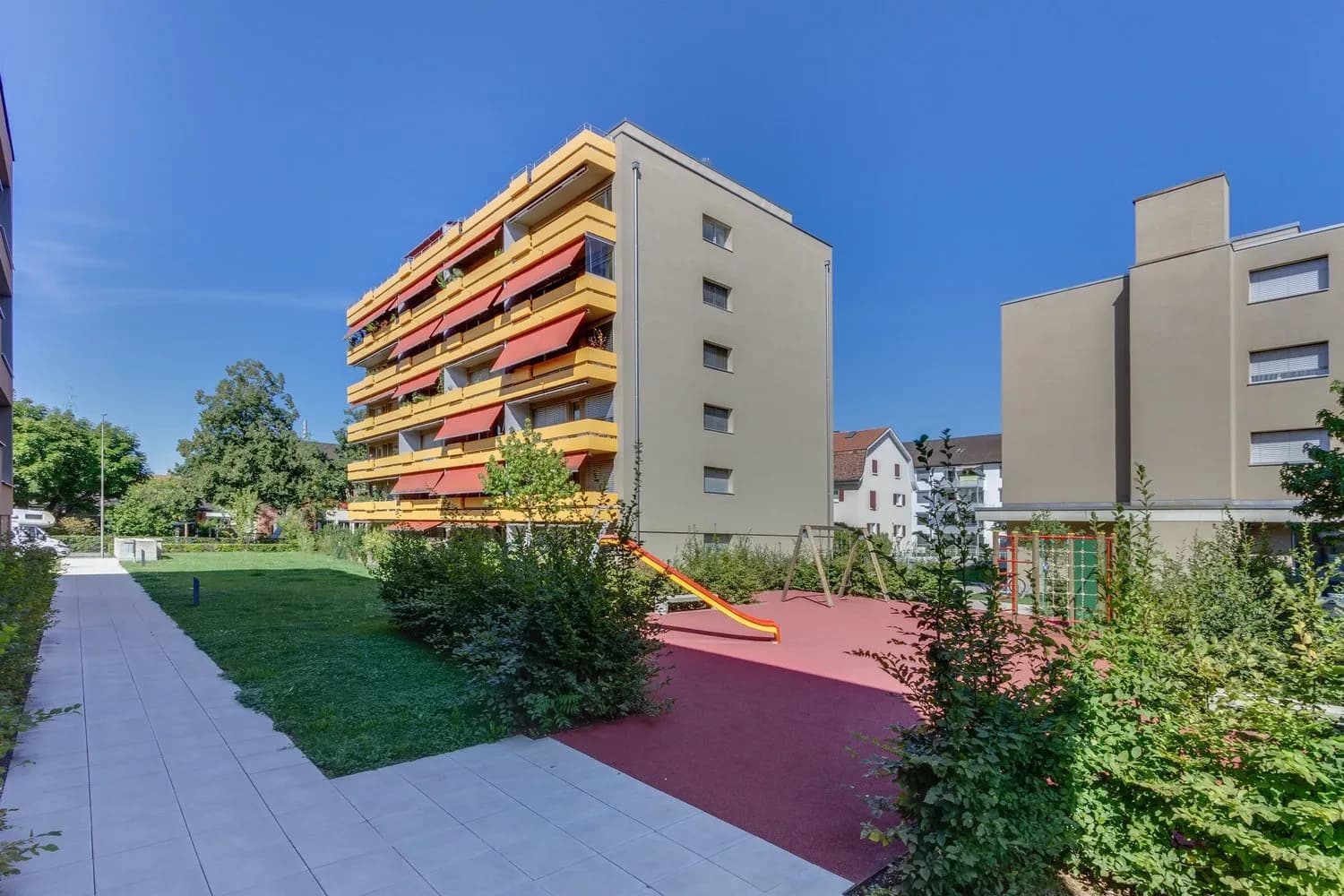 Modern Wohnen mit Sitzplatz