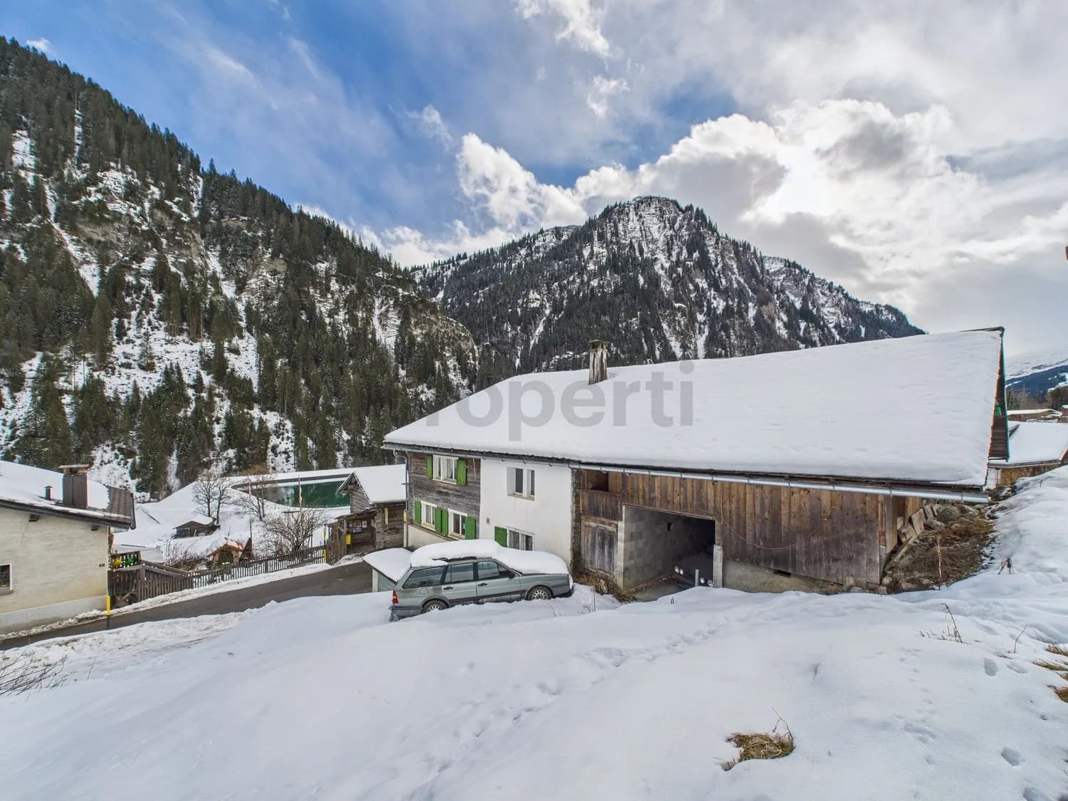 Charmantes 12-Zimmer-Einfamilienhaus mit Gewoelbekeller, Safien Platz