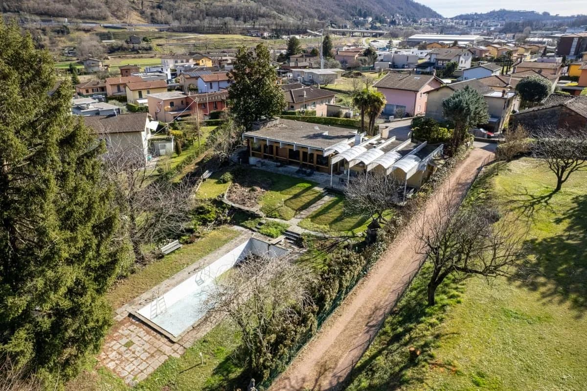 Villa mit grossem Grundstück und Landreserve (R2) / Villa con ampio terreno e riserva edificabile (R2) / Villa with large plot and development reserve (R2)
