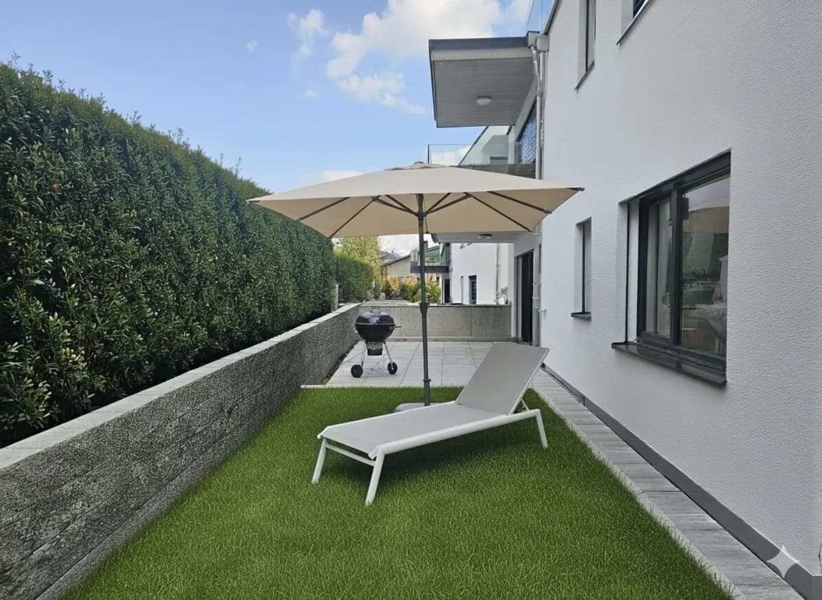 NEUBAU AN TOPLAGE MIT GROSSZÜGIGEM SITZPLATZ (40 M²) SOWIE EIGENER WASCHKÜCHE UND KELLER (17,4 M²). DIE WOHNUNG KANN AUF WUNSCH AUCH MÖBLIERT GEMIETET WERDEN.