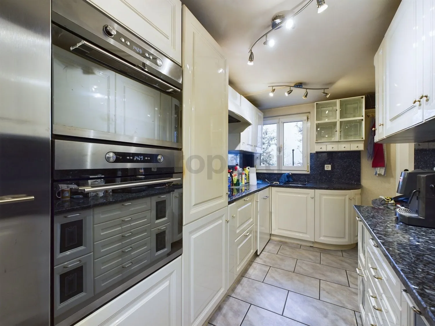 Exklusives Einfamilienhaus in ruhiger Waldrandlage mit Seesicht und Garten