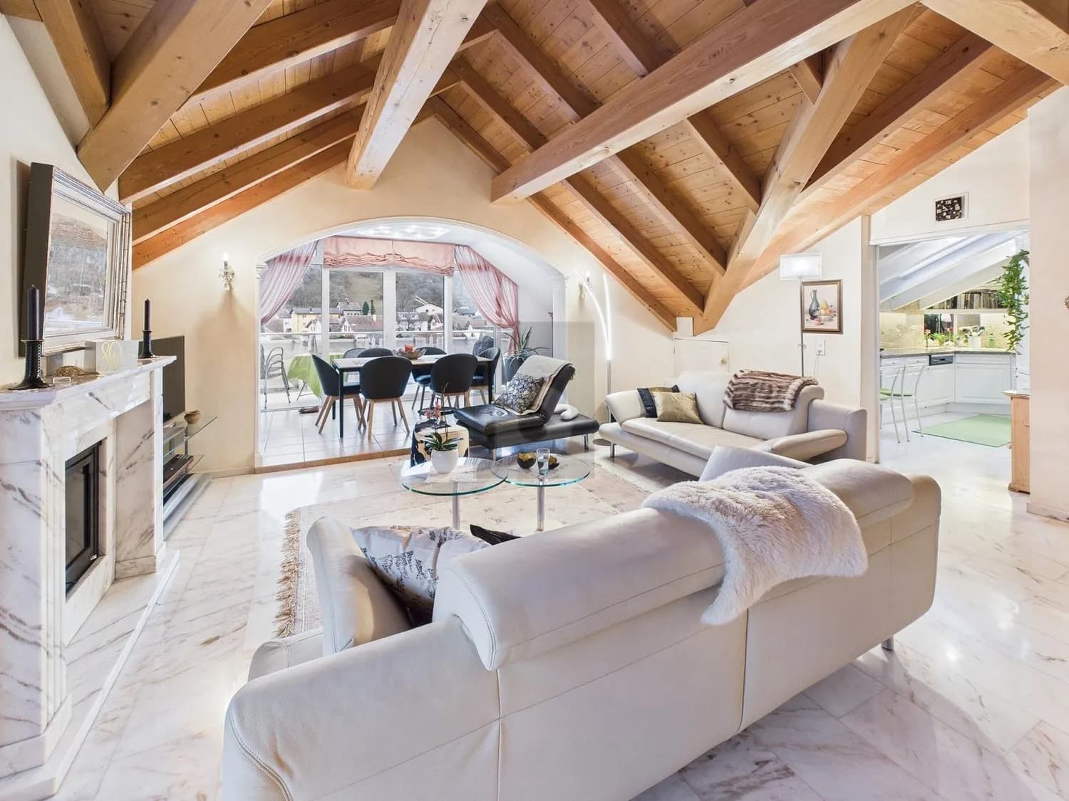 BEHAGLICHES WOHLFÜHLAMBIENTE