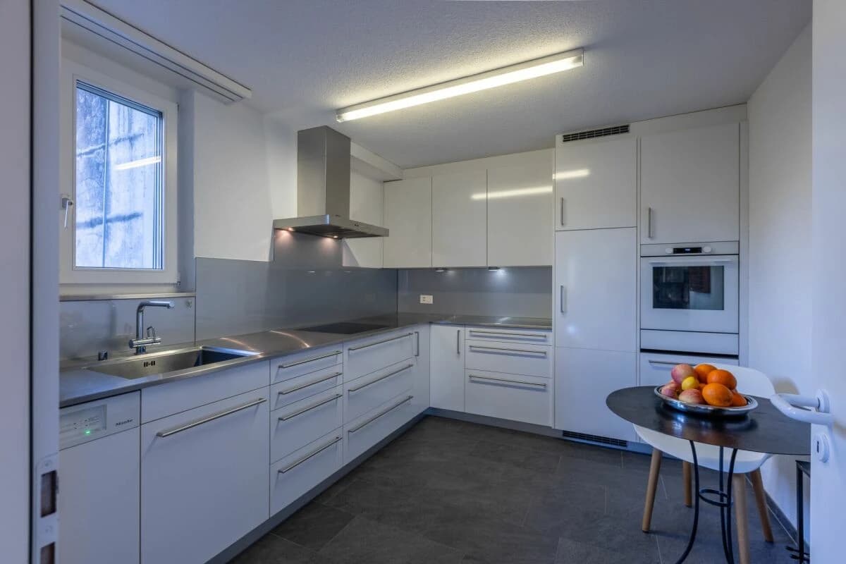 Grosse Sonnenterrasse plus Cheminée im exklusives Terrassenhaus beim Lindli