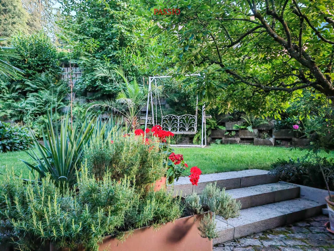 Grosses 10-Zimmer Reiheneckhaus mit Gartenparadies an Top Lage