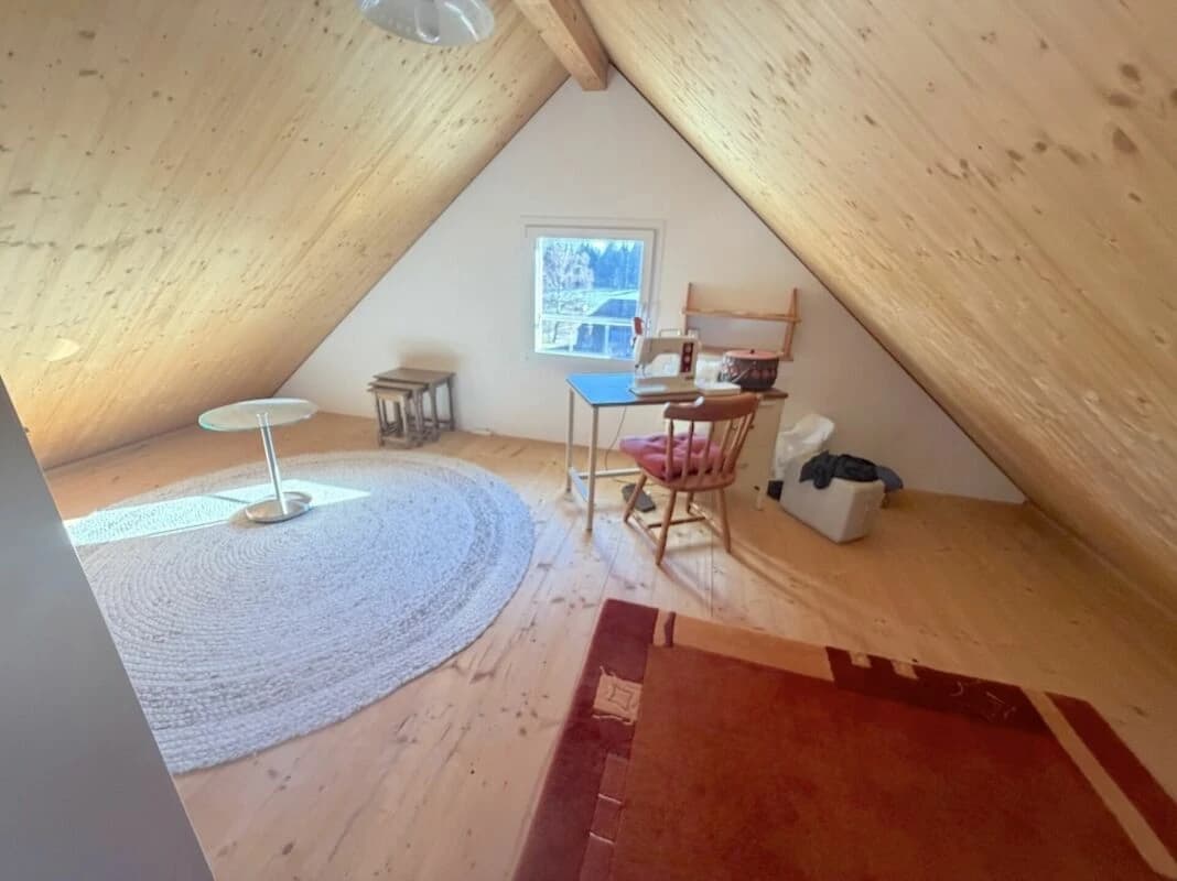 Einfamilienhaus mit separatem Eingang und Büro mit Toilette.