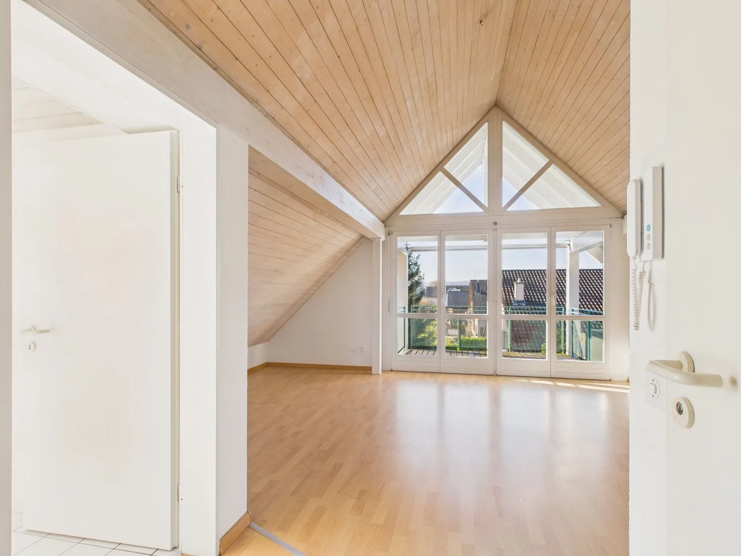 Modern 2.5-Zimmer-Roof-Flat mit Keller und Parkplatz, Biel-Benken