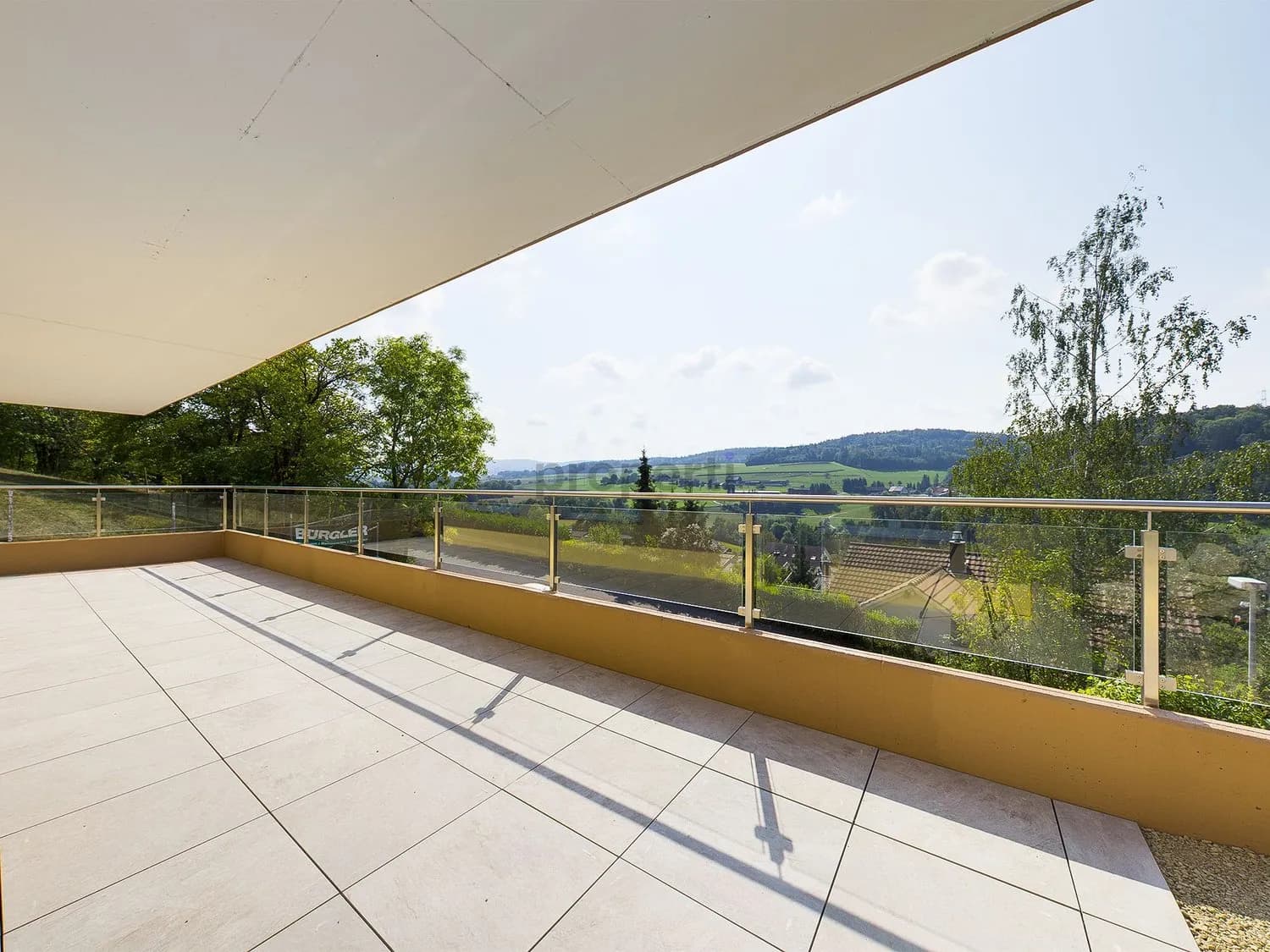 Leben wie im Einfamilienhaus - ruhig gelegene, moderne 3.5 Zimmer Wohnung mit eigenem Gartensitzplatz