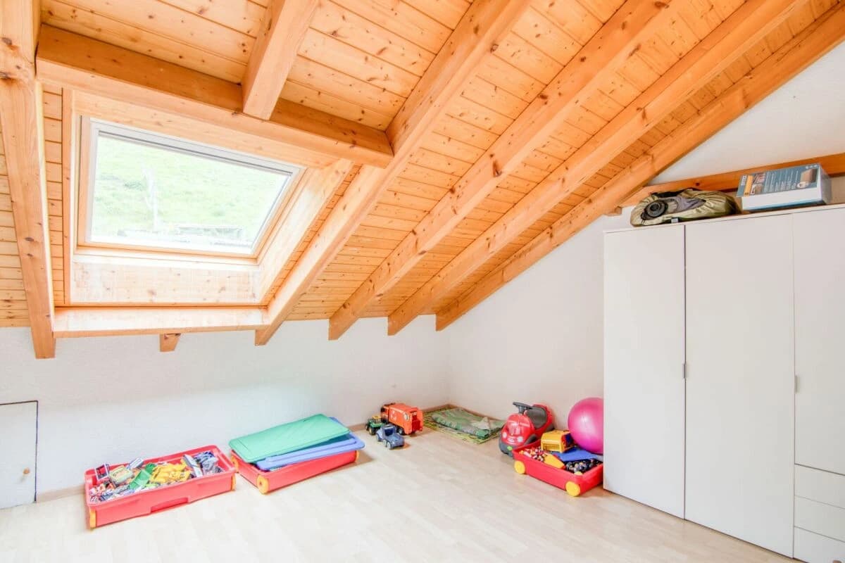 Grosszügiges 6.5-Zimmer-Einfamilienhaus mit Einliegerwohnung, Doppelgarage, 1'053 m² Gartenparadies und Weitsicht auf die Alpen