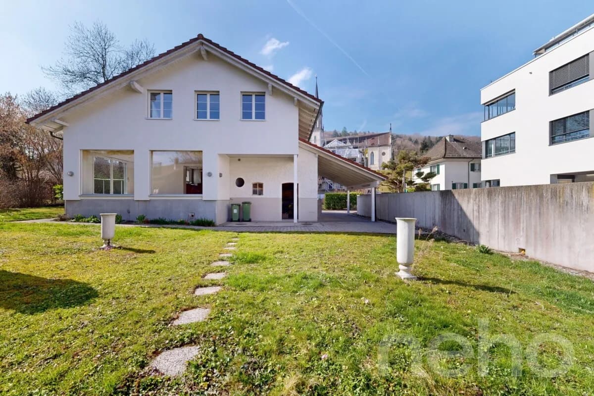 Grosszügiges Einfamilienhaus mit Garten im Zentrum