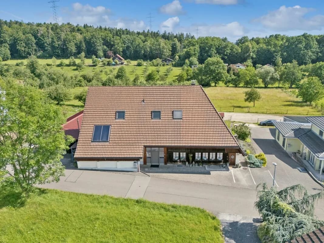 REITSPORTIMMOBILIE MIT ZWEI WOHNEINHEITEN UND DER MÖGLICHKEIT ZUR INDIVIDUELLEN PFERDEHALTUNG