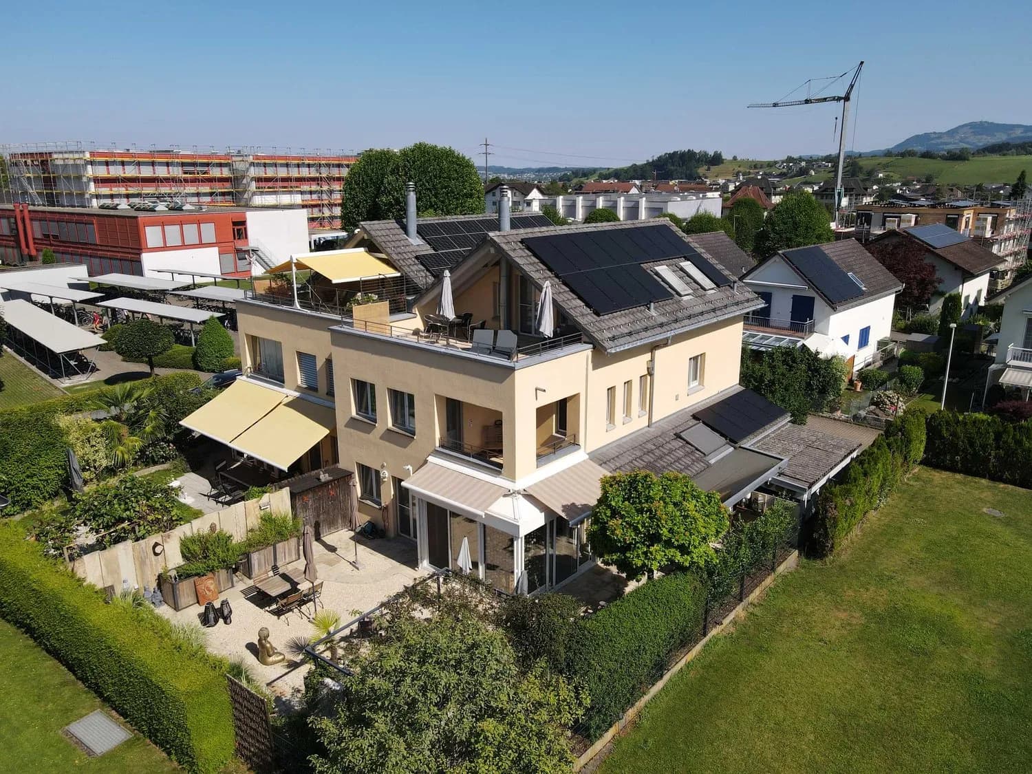 Grosszügige Haushälfte in ruhigem Wohnquartier mit Top-Anbindung an zentrumsnaher Lage