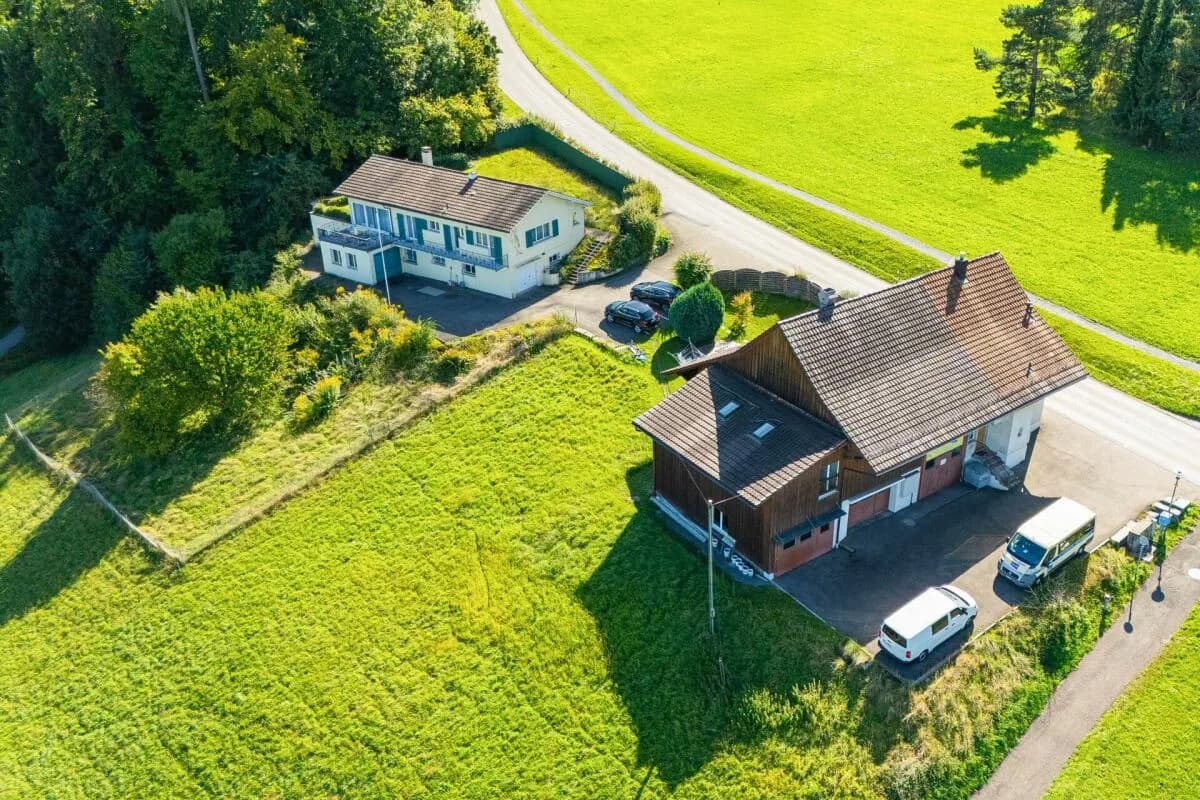 Freistehendes umgebautes Bauernhaus mit Wohn-/Gewerbeteil in der Freihaltezone