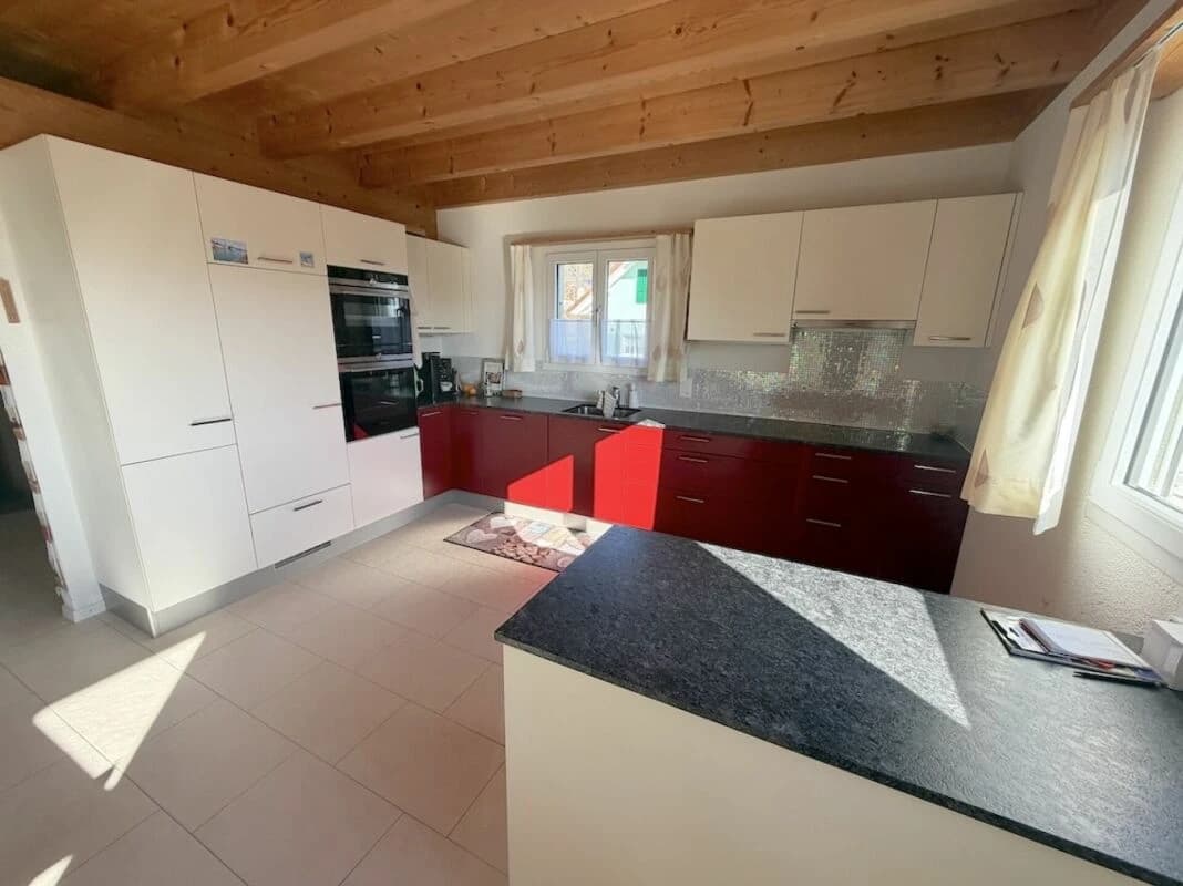 Einfamilienhaus mit separatem Eingang und Büro mit Toilette.