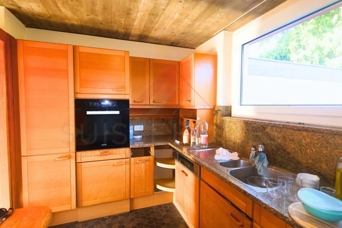 Grosszügiges Einfamilienhaus mit Seesicht und Pool