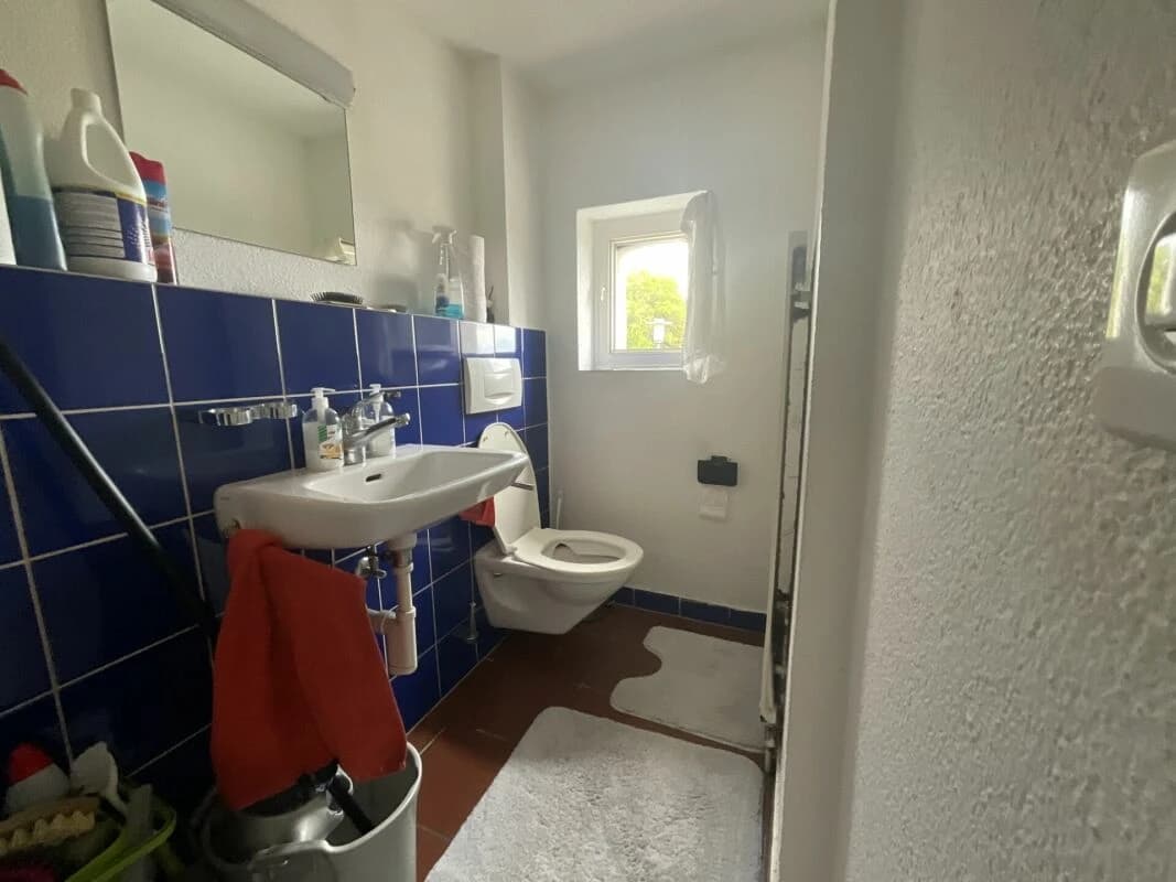 Freistehendes umgebautes Bauernhaus mit Wohn-/Gewerbeteil in der Freihaltezone