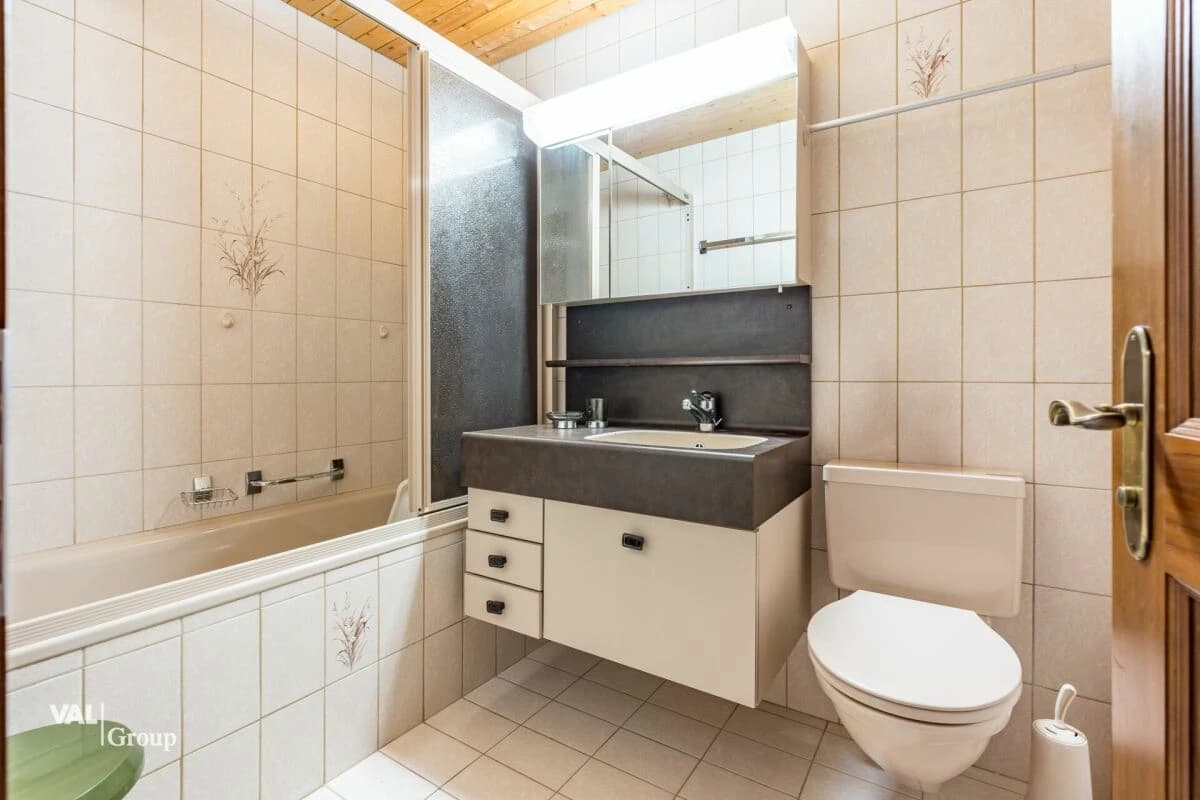 Ruhige Dachwohnung unweit der Thermen - möbliert & einzugbereit