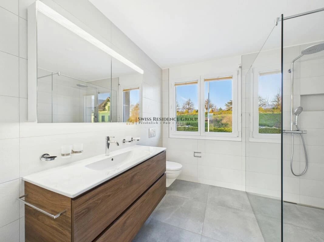 Moderne Wohnung mit Aussicht und Sonnenstrahlen