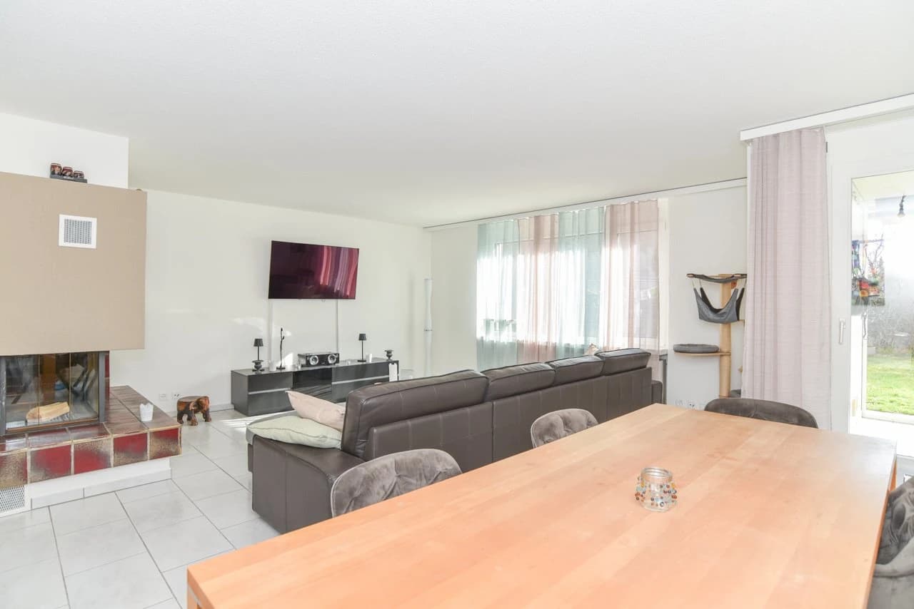 Renovierte Parterre-Wohnung mit Wintergarten und Gartenanteil