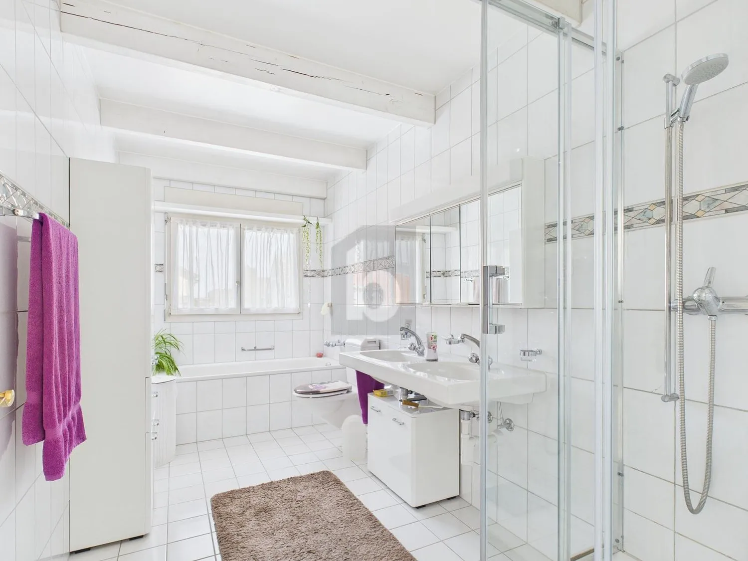 LICHTDURCHFLUTET MIT PARADIESISCHEM GARTEN