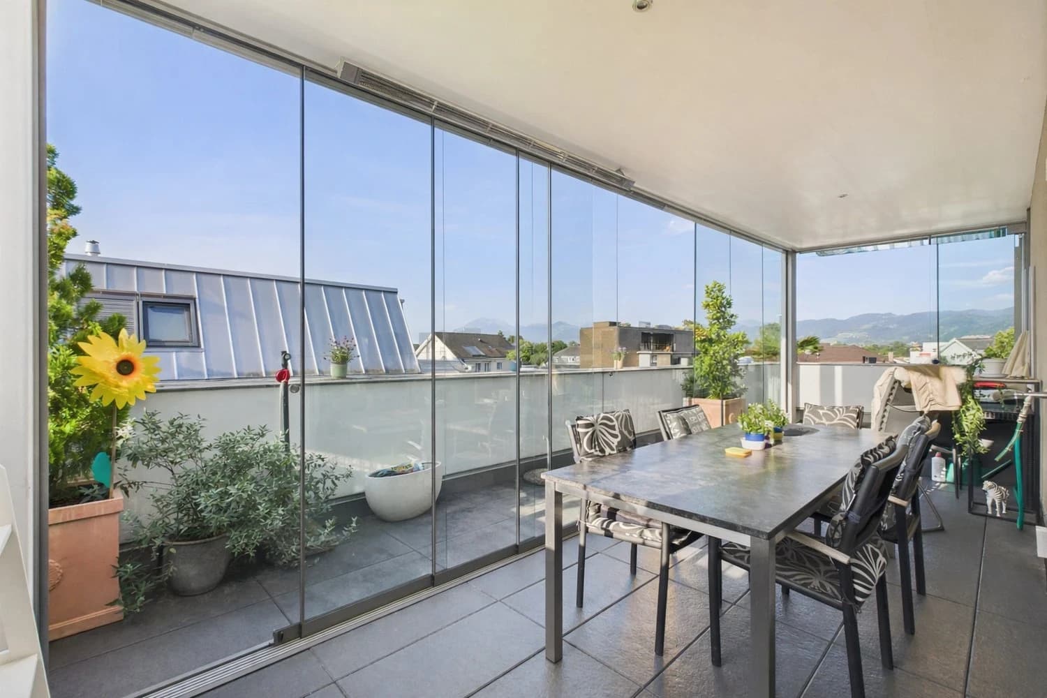 Exklusive Attikawohnung mit 40 m² Dachterrasse & Wintergarten - Privatsphäre, Komfort in Widnau