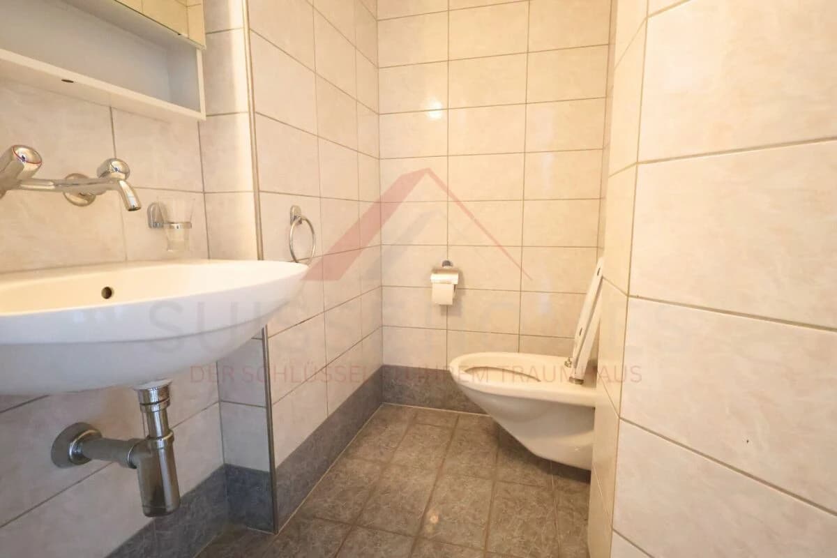 Moderne 4.5-Zimmer-Erdgeschosswohnung mit 36 m² Sitzplatz, Einzelgarage und stufenlosem Zugang in Studen BE