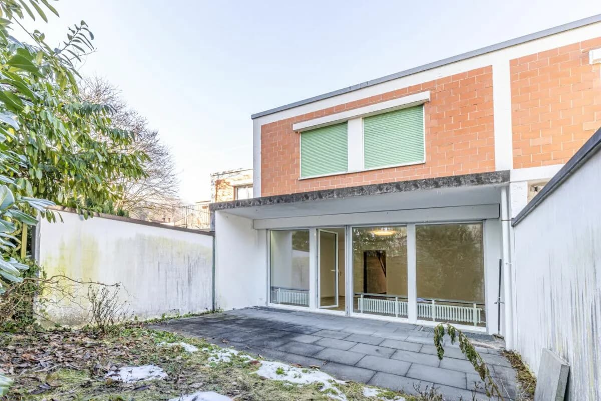 Renoviertes 5-Zimmer Mittelhaus mit Aussenparkplatz im beliebten Nägelseequartier