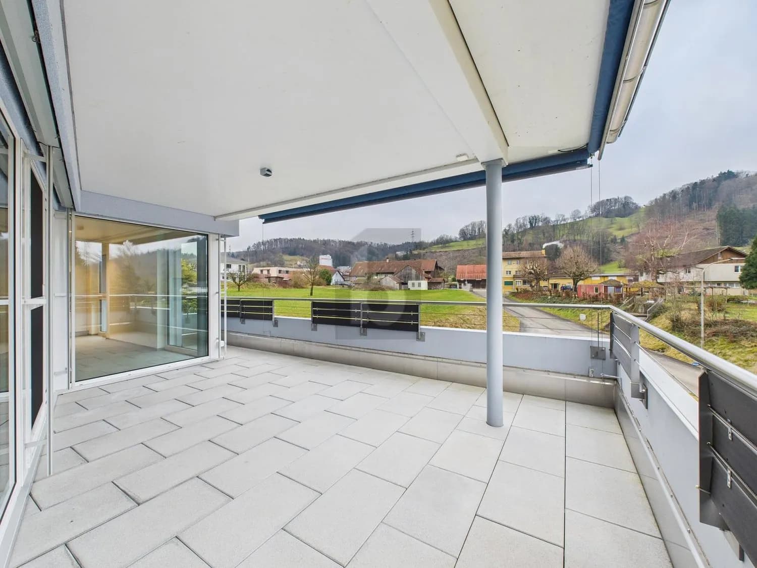 MODERN, MIT GROSSEM BALKON