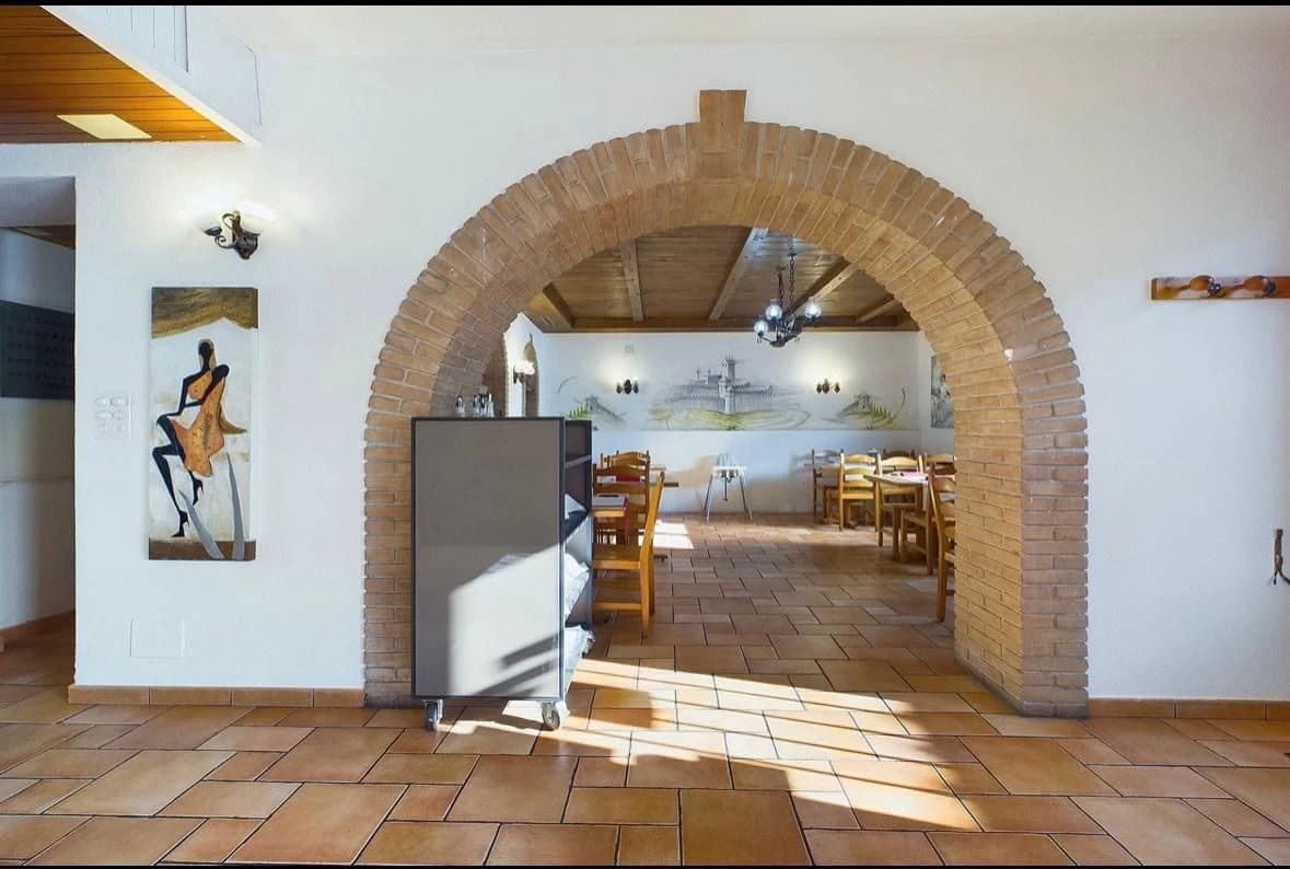 Charmantes Wohn- und Geschäftshaus mit Potenzial in Sanmentina // Un gioiello unico a Bellinzona: casa duplex con grotta storica, appartamento moderno e ampio potenziale