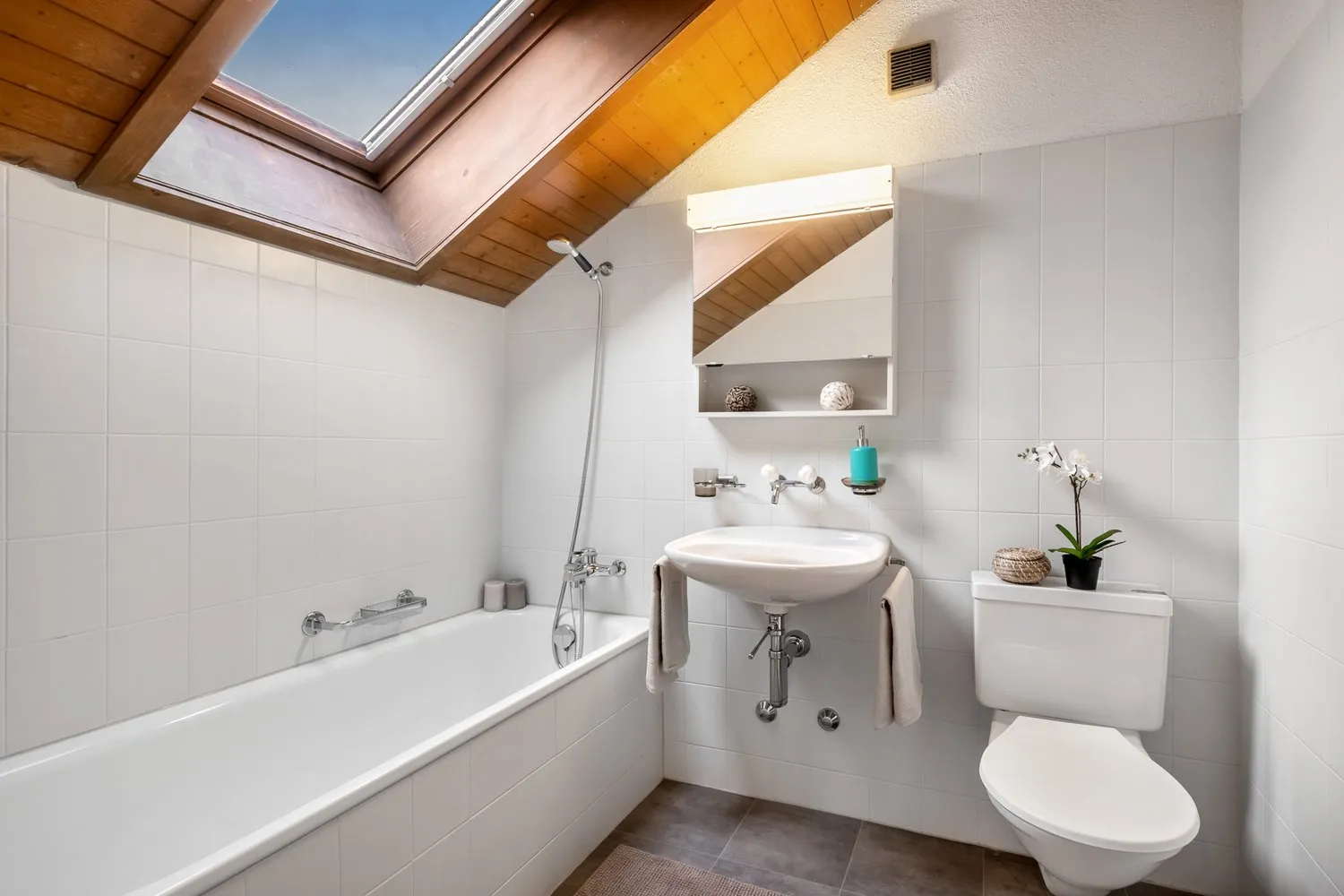 Dachwohnung mit Cheminée - befristet bis 30.06.2027