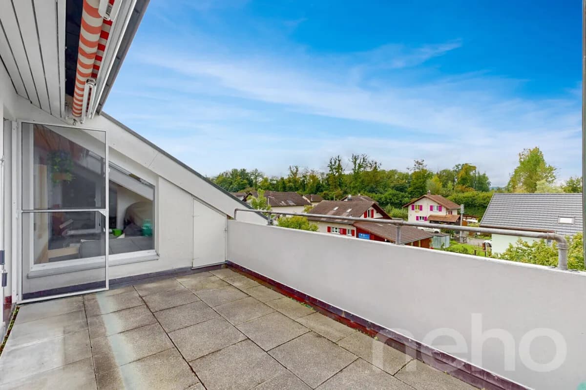 Grosszügige 5.5-Zimmer-Dachwohnung mit Weitsicht an ruhiger Lage