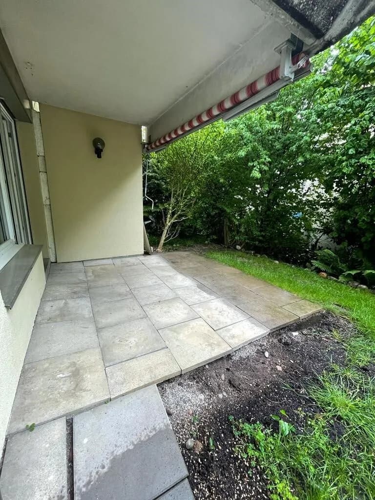 An ruhiger Seitenstrasse mit guter Verkehrsanbindung