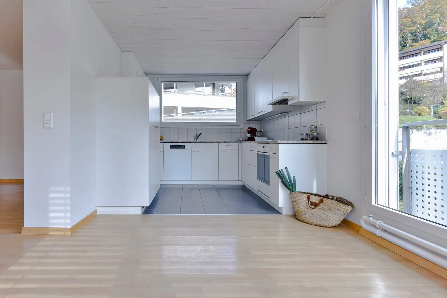 Grosse 4.5 Zimmer-Wohnung mit Aussicht direkt über der Allmend!